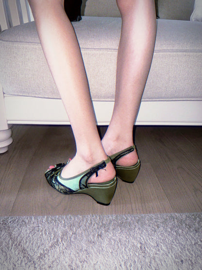 UBORYA Olive Green Slingback Peep-Toe Shoes with Black Lace Overlay – Low Wedge Heel Pumps for Women | Dark Academia Bows | Vintage Garden Heels