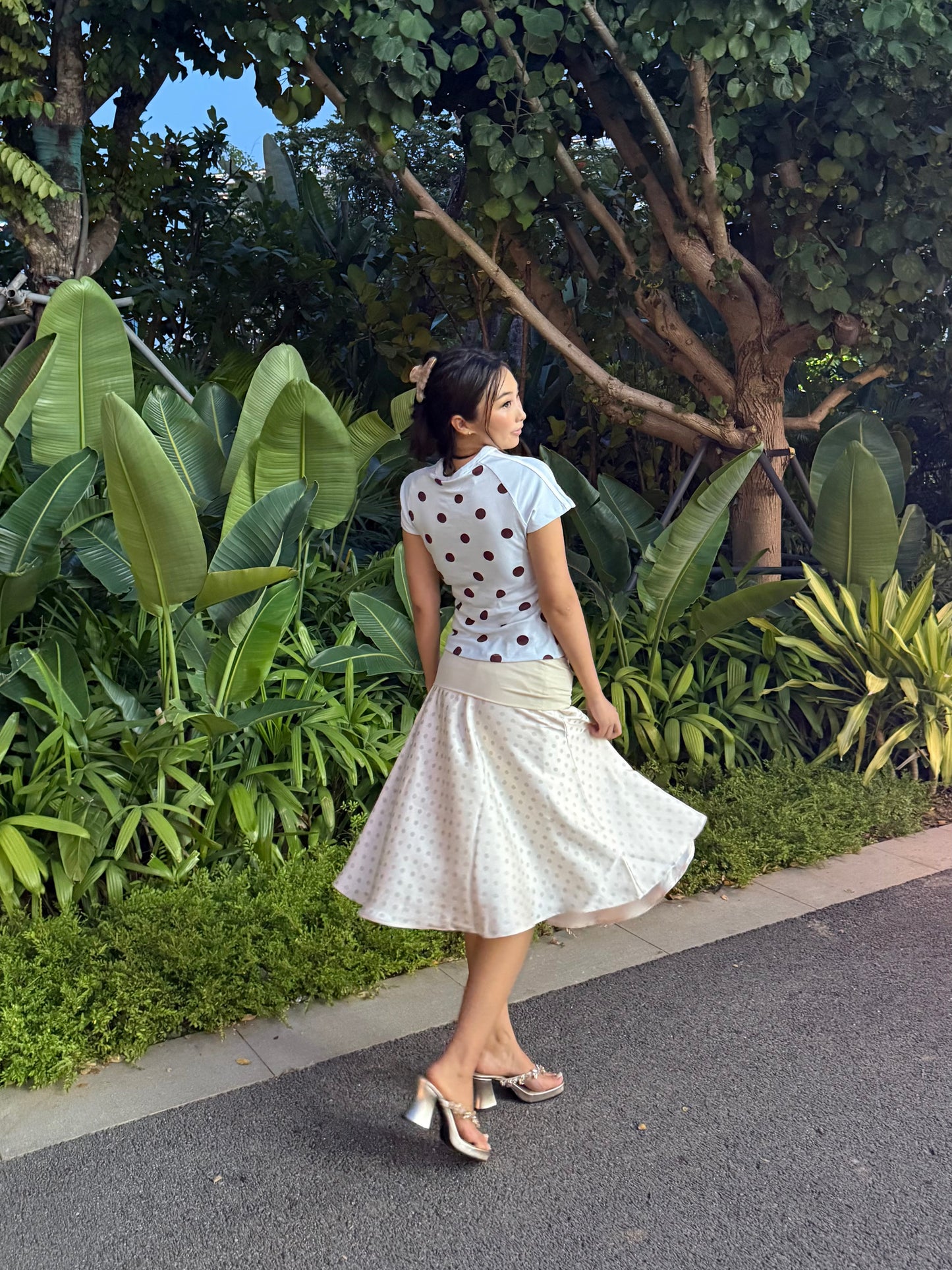 UBORYA Silver Champagne Rhinestone Thong Sandals – Glamorous Platform Heels for Women | 8cm / 3.15in Chunky Heel | Crystal Embellished Straps | Square Toe Slip-On Mules