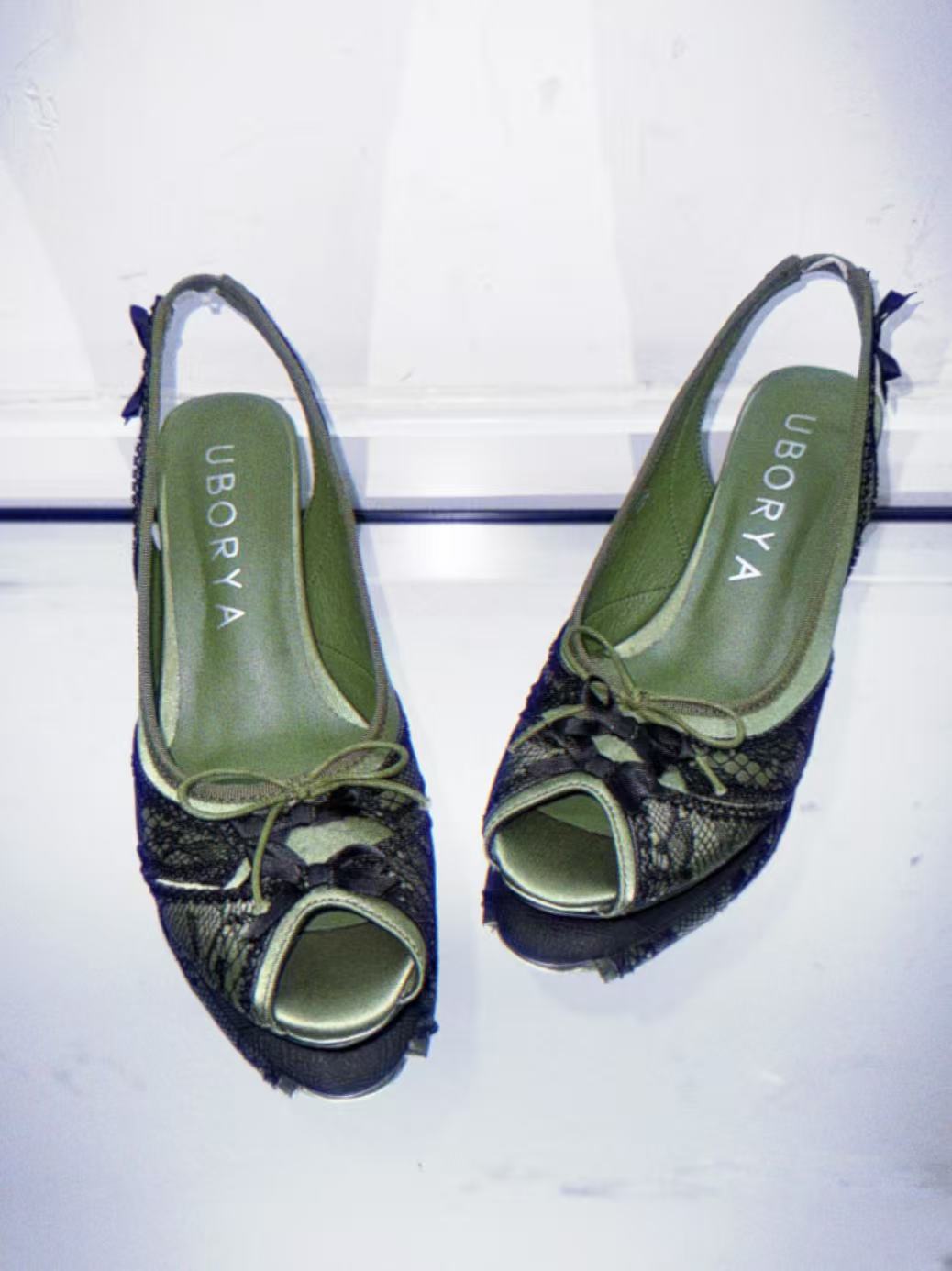 UBORYA Olive Green Slingback Peep-Toe Shoes with Black Lace Overlay – Low Wedge Heel Pumps for Women | Dark Academia Bows | Vintage Garden Heels
